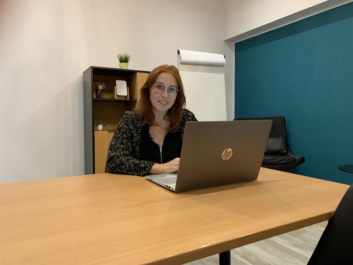 Katrijn Rosseels aan de ronde tafel in de praktijkruimte