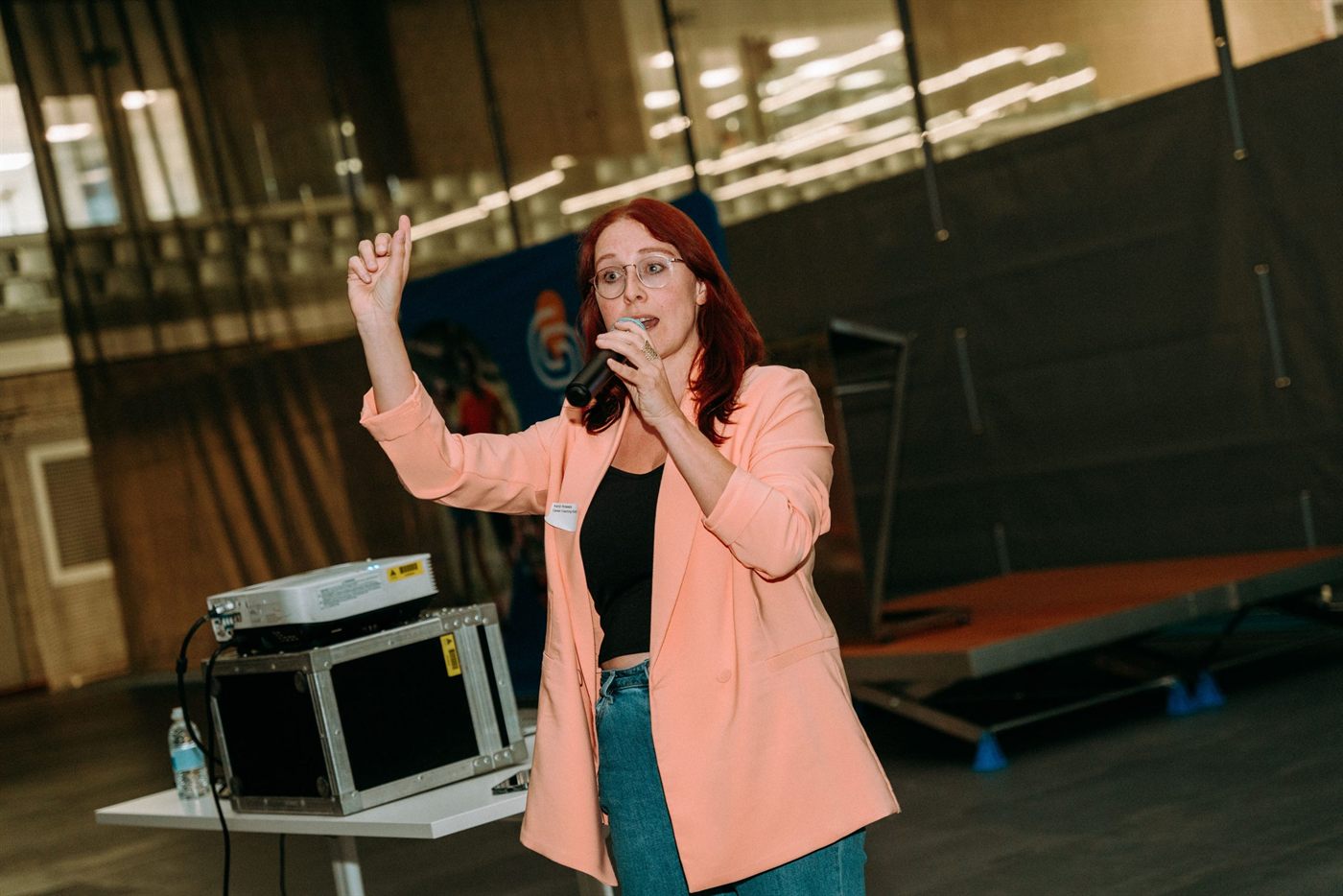 Katrijn Rosseels geeft een opleiding met een microfoon in de hand