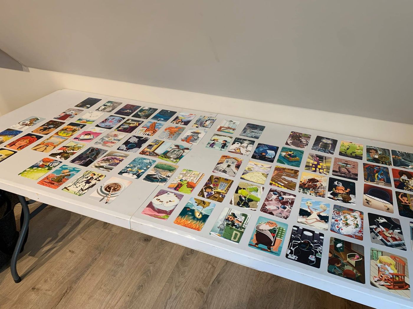 Een tafel met beeldkaarten, klaar voor de volgende oefening