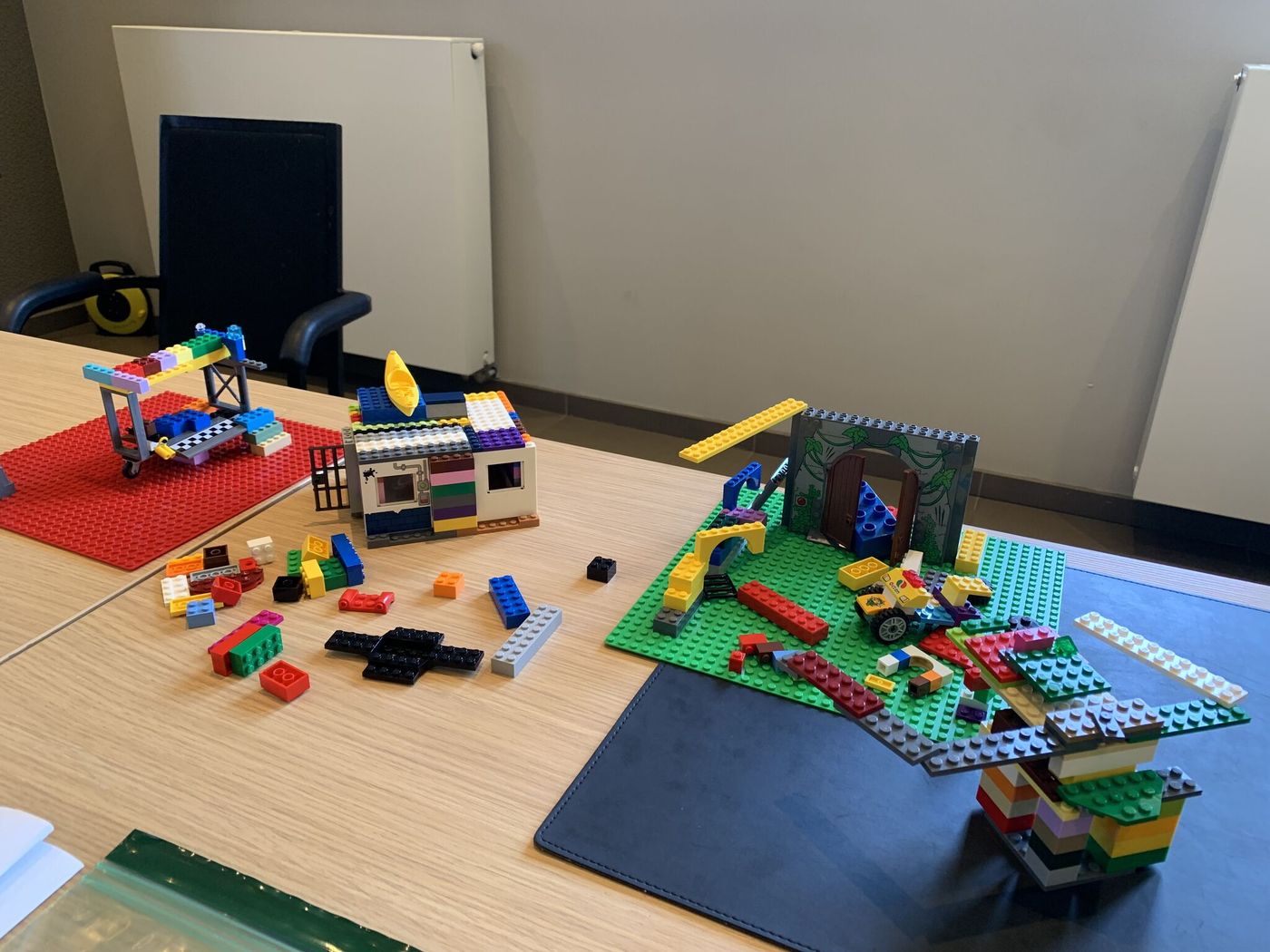 Een tafel vol lego waarmee deelnemers hun leiderschapsstijl verbeeldden