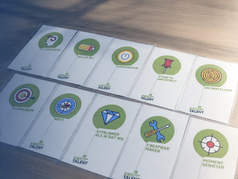 Tien talentenkaarten van Ik kies voor talent op een houten tafel, zoals Doordenker, Groeimotor, Planmaker en Rots