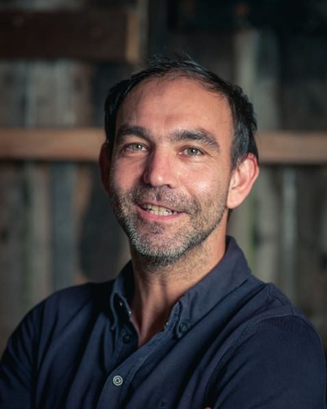 Portret van Daniël Jacobs met gekruiste armen