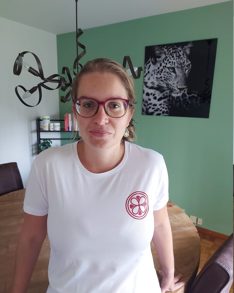 Portret van Darinka De Vriese in haar praktijkruimte