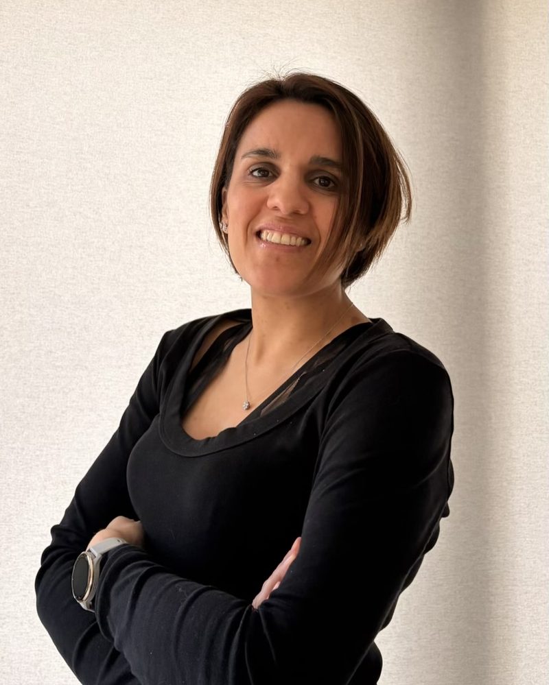 Portret van Marie De Bruyn met gekruiste armen